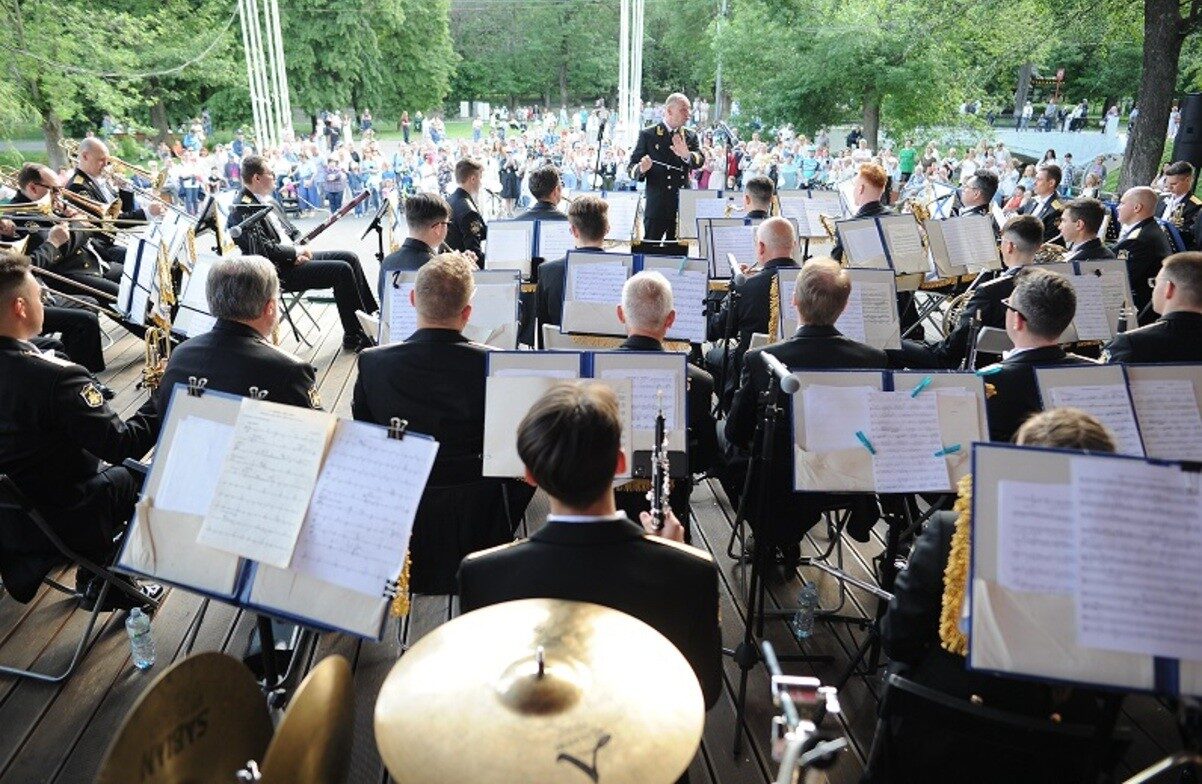 Оркестры наполнили парки музыкой