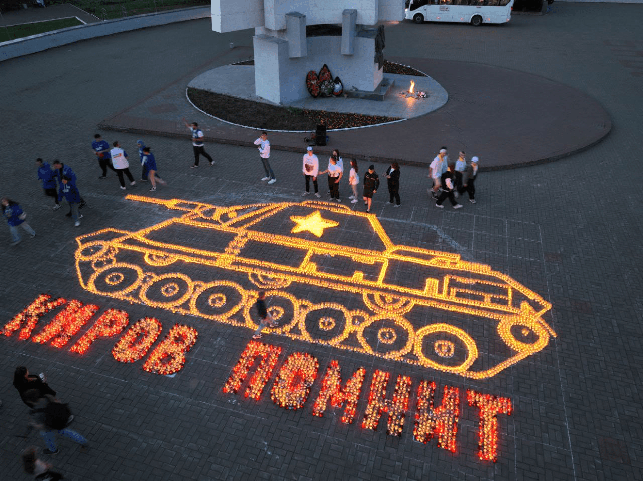 10 тысяч свечей изобразили танк Т-60