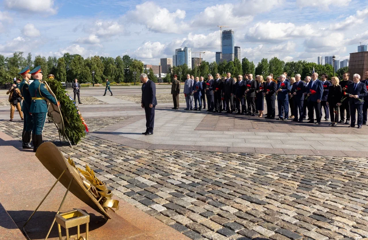 Делегация Госдумы почтила память павших