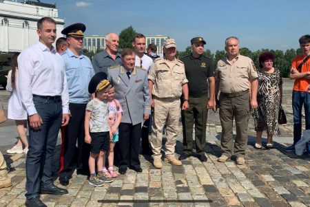 Дмитрий Певцов напутствовал бронепробег