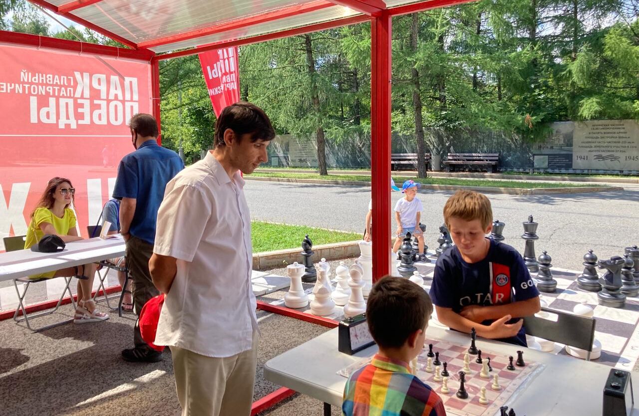 Парк Победы объединил любителей шахмат и истории