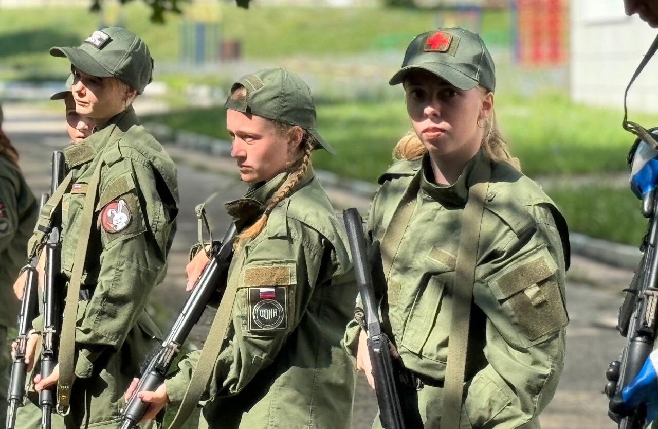Юные россиянки осваивают военно-патриотическую подготовку