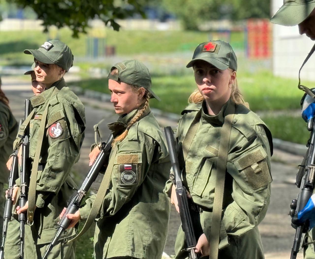 Юные россиянки осваивают военно-патриотическую подготовку