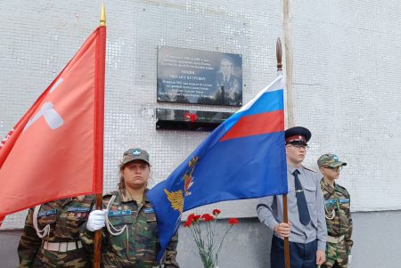 Подвиг героя отразили на памятной доске