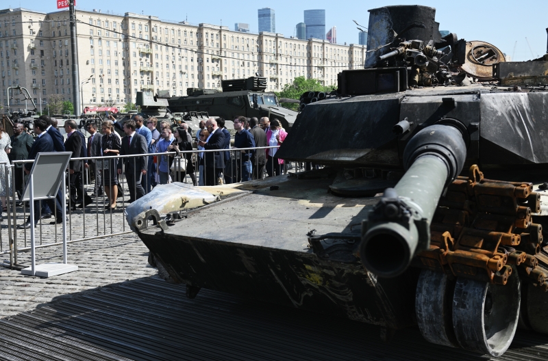 Выставка военных трофеев стала центром притяжения