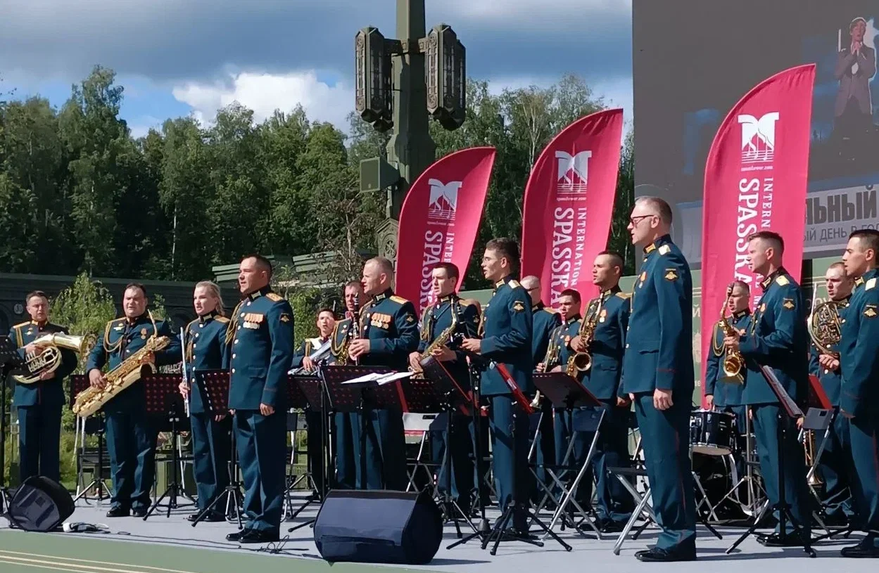 Москвичей пригласили на плац-концерт