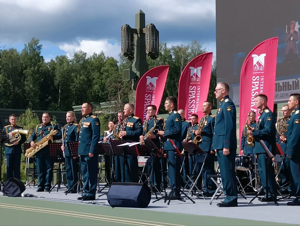 Москвичей пригласили на плац-концерт