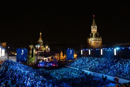 Песни о Победе спели в сердце страны