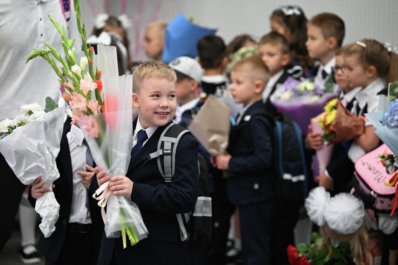 Миллионы детей сели за школьные парты