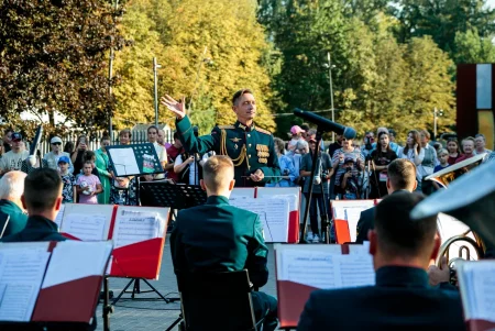 Марши и песни прозвучали в осеннем парке