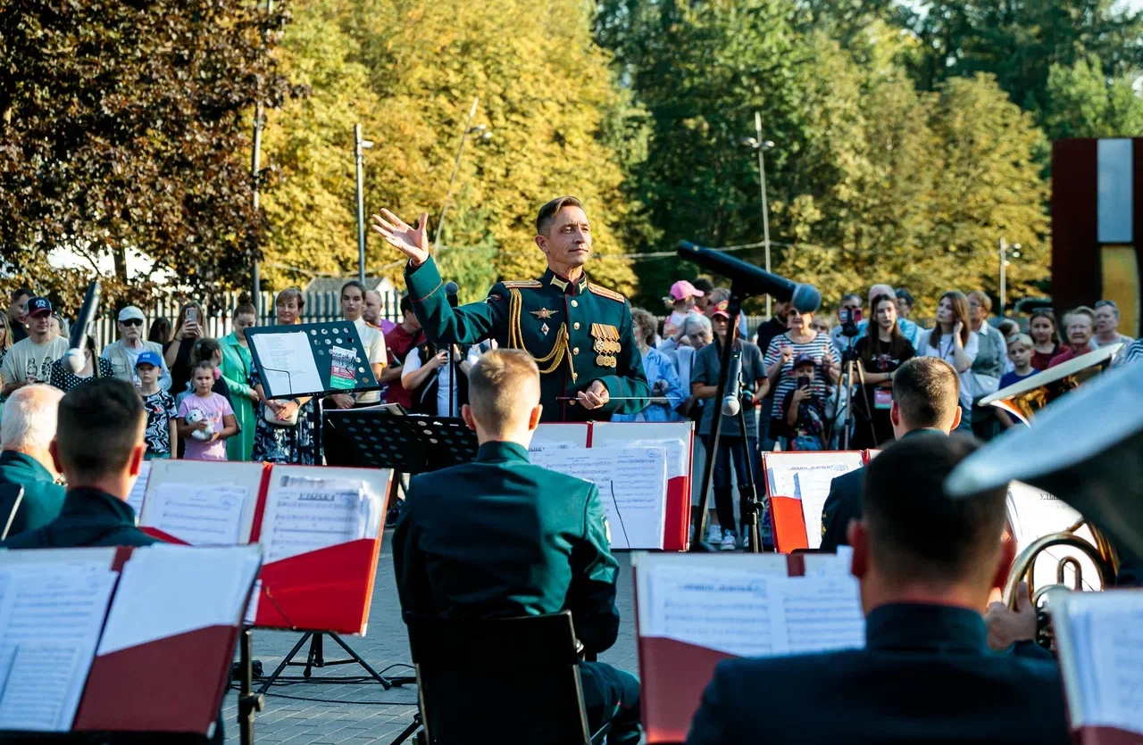 Марши и песни прозвучали в осеннем парке