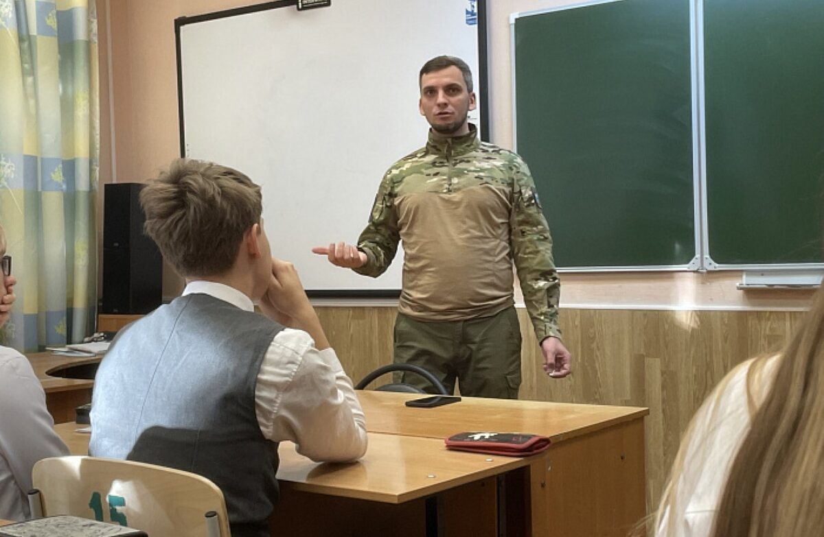 Участники СВО провели уроки для школьников