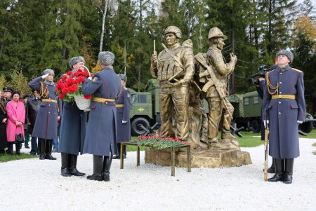 Военным связистам установили памятник