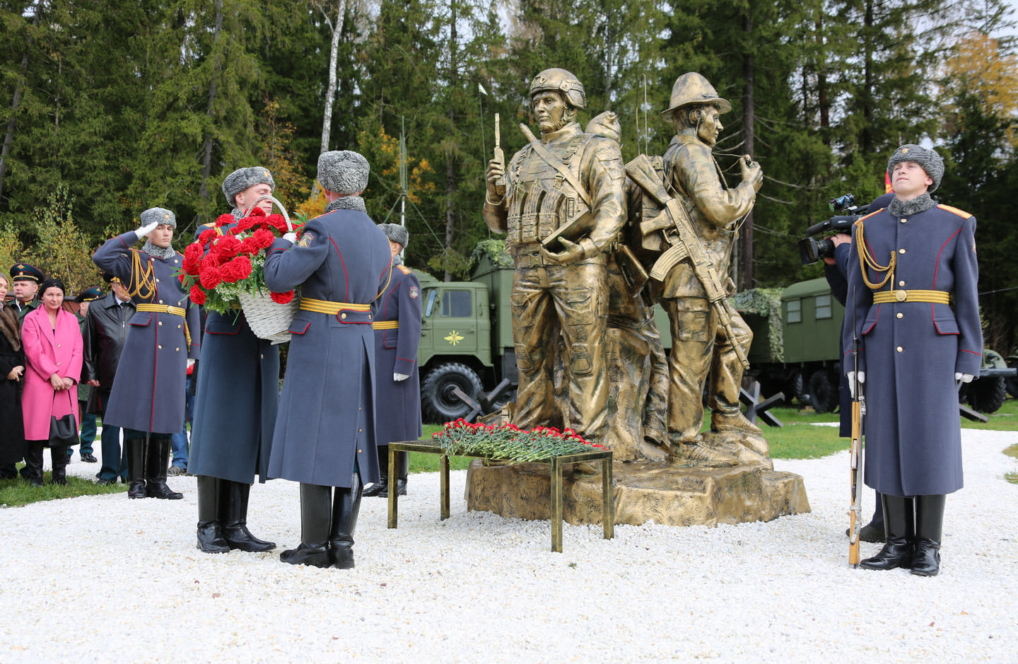 Военным связистам установили памятник