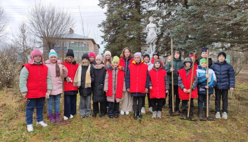 Молодежь облагородила мемориалы