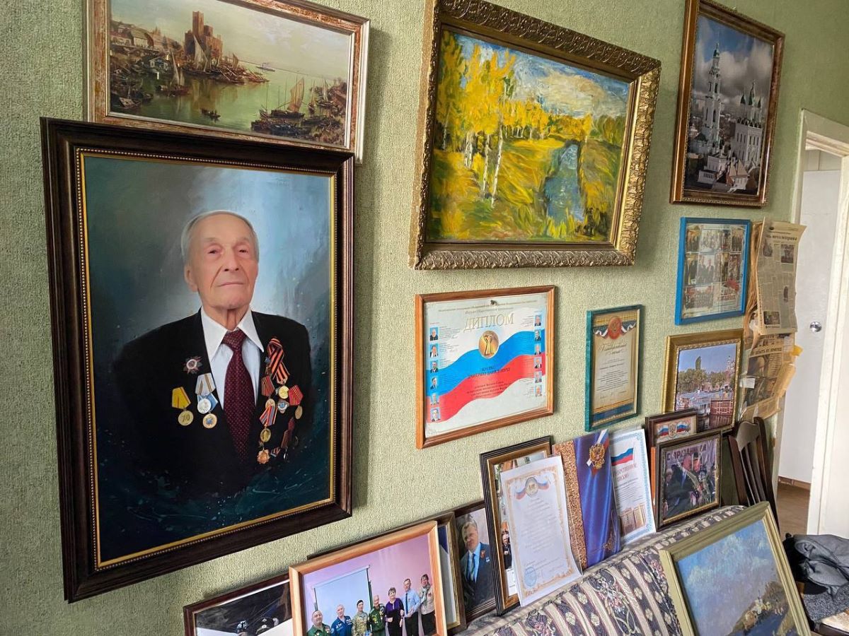 Волонтеры навели порядок в доме ветерана