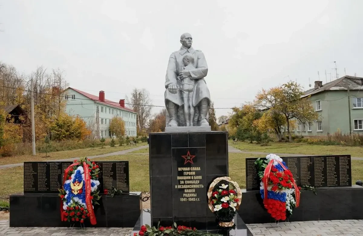 Памятник защитникам привели в порядок