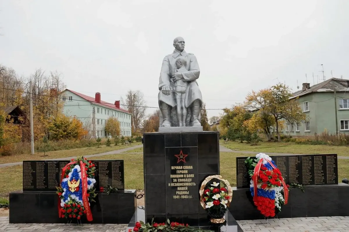 Памятник защитникам привели в порядок