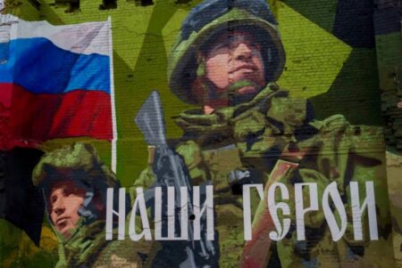Портреты героев украсили улицы городов