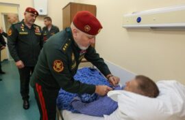 Героям росгвардейцам вручили награды в госпитале