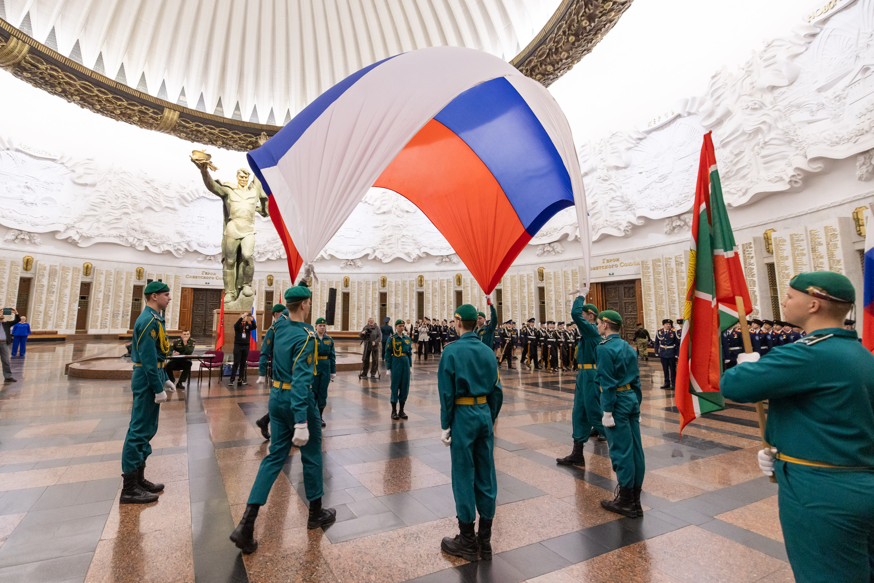 Кадеты показали искусство строевой подготовки