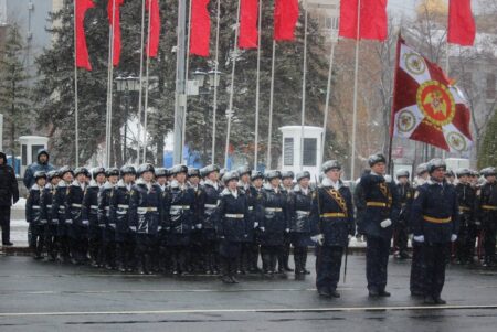 Патриоты прошагали в память о легендарном параде