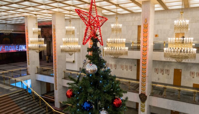 Посетители музея ждут новогоднюю красавицу