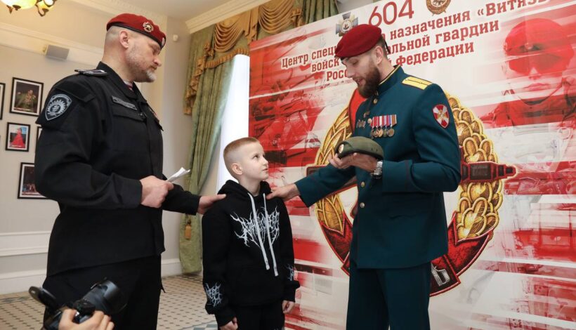 Пятиклассник примерил оливковый берет