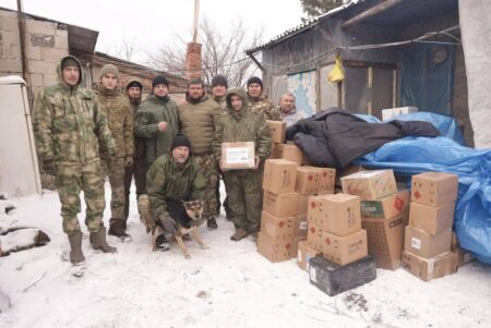 Отцы доставили посылки на передовую