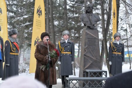 Мужество разведчика отразили в бронзе