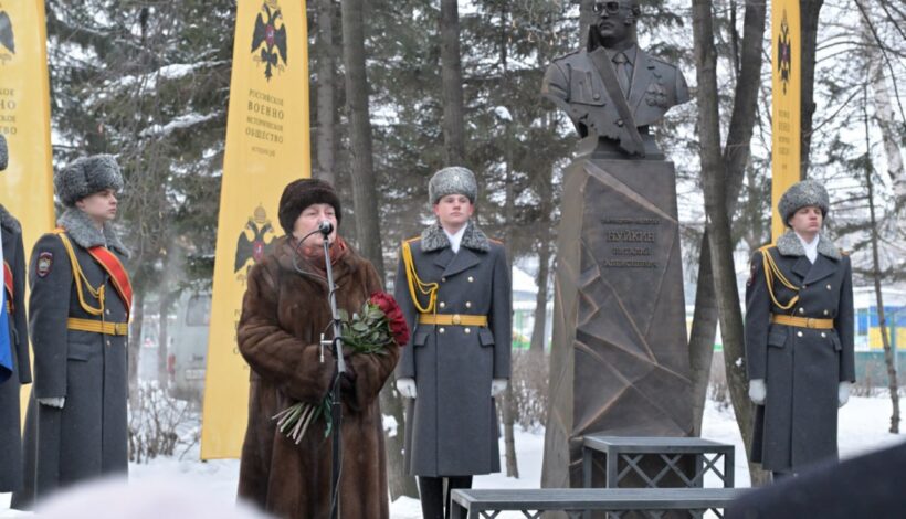 Мужество разведчика отразили в бронзе