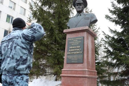 Росгвардейцы почтили память первого командира