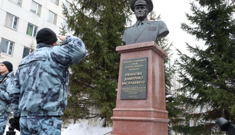 Росгвардейцы почтили память первого командира