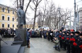 Легендарного сыщика увековечили в бронзе