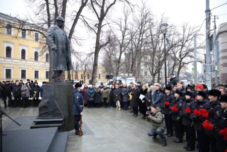 Легендарного сыщика увековечили в бронзе