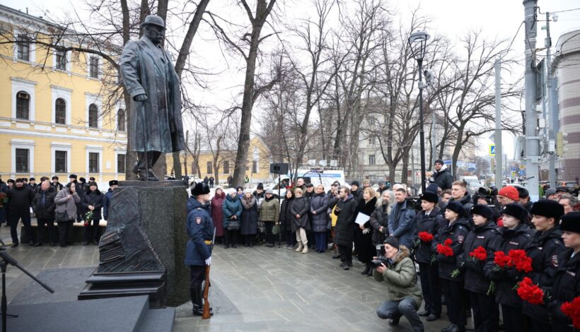 Легендарного сыщика увековечили в бронзе