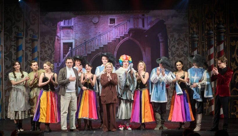 Министр культуры поздравила студентов