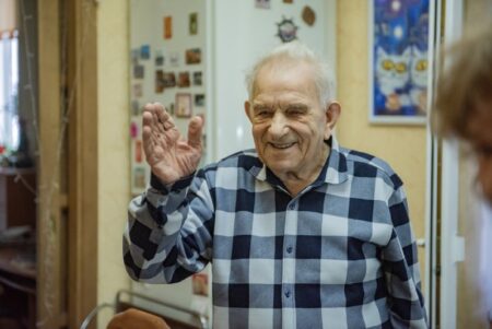 Добровольцы поздравили ветерана