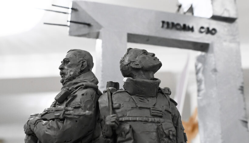 Мужество героев отразили скульпторы