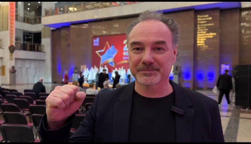 Известные артисты поздравили защитников