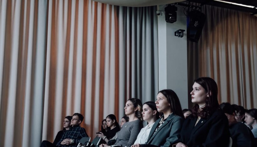 Фильмы о войне показывают студентам