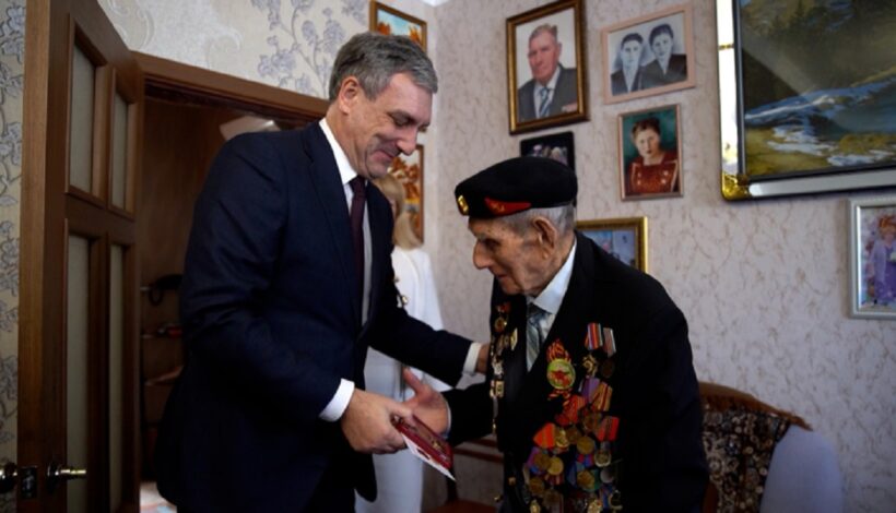 Столетний ветеран получил медаль