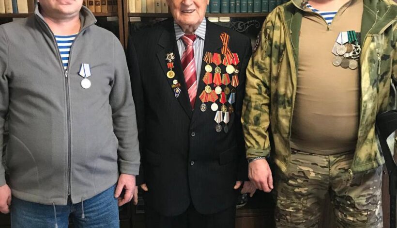 Участники спецоперации поздравили ветеранов