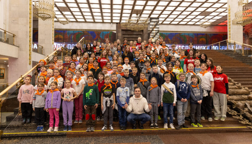 Известный актер пообщался с детьми в Музее Победы