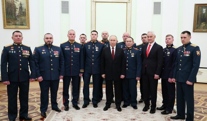 Президент наградил защитников