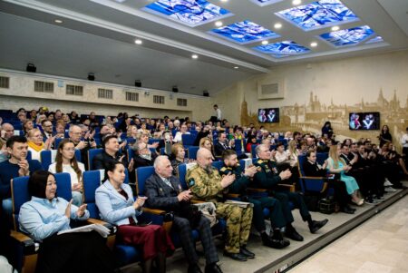 Деятелей культуры наградили за добрые дела