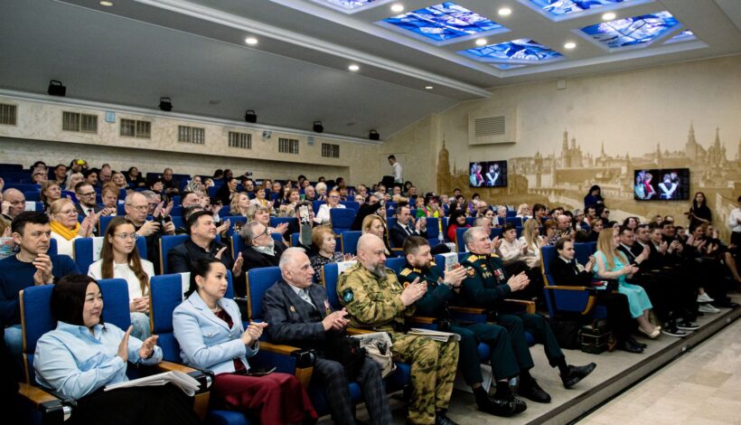 Деятелей культуры наградили за добрые дела