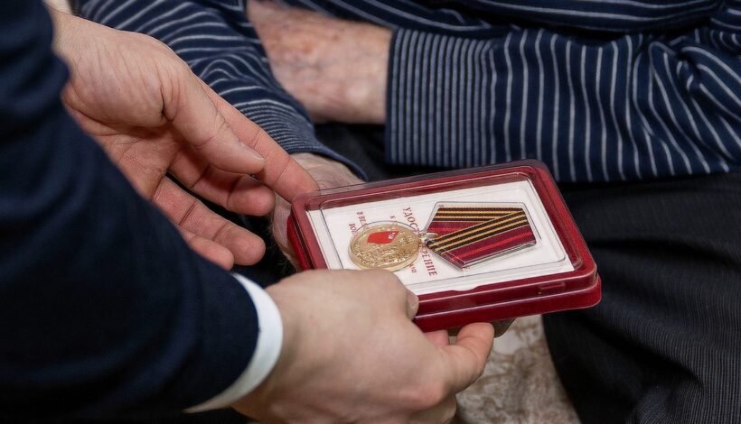 Ветераны получают медали и денежные выплаты