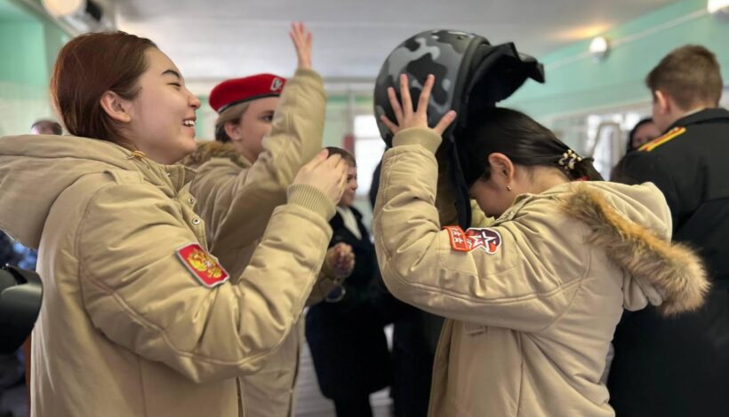 Школьники примерили экипировку росгвардейцев