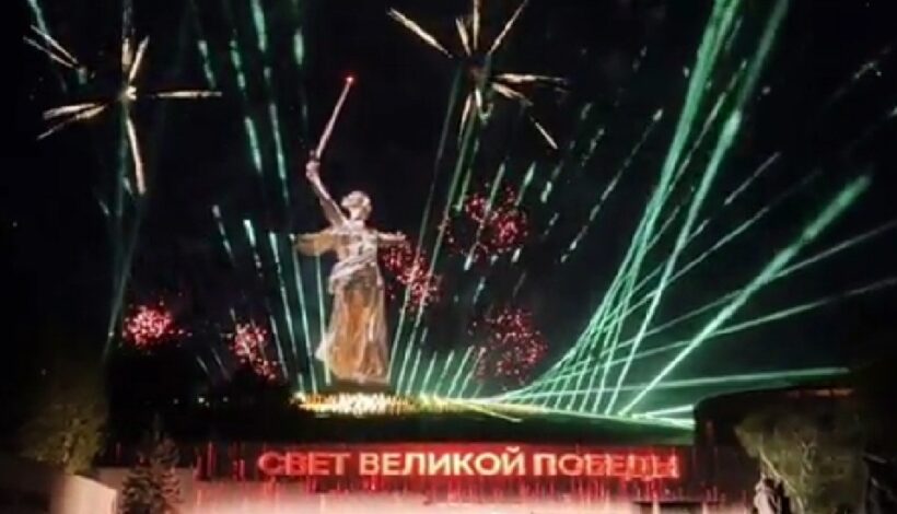 Монумент стал полотном для видеоинсталляции